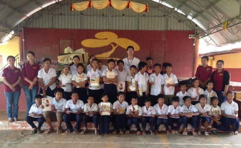 អង្គការម្លប់តាប៉ាងជាអង្គការក្រៅរាជរដ្ឋាភិបាលមួយកំពុងជួយដល់កុមារនៅកម្ពុជា